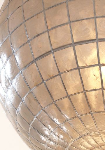 Una Enorme Bola de Cocha Marina, la Lámpara Más Exclusiva del Hogar