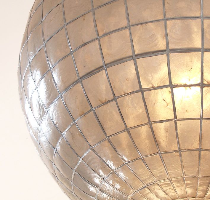 Una Enorme Bola de Cocha Marina, la Lámpara Más Exclusiva del Hogar