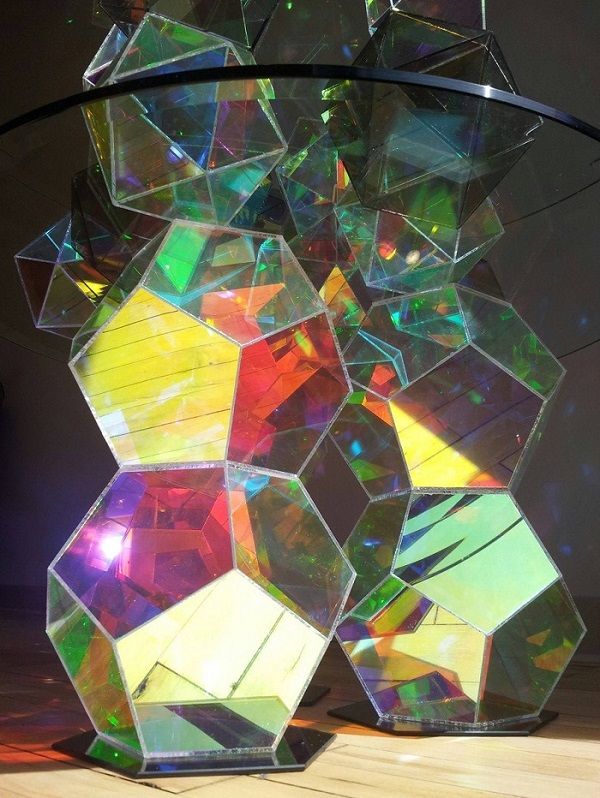 Mesa de diseño con cristales de colores