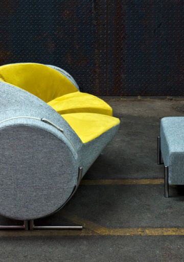 Un Sofá Rajado por la Mitad,  el Mueble Auxiliar con Más Estilo