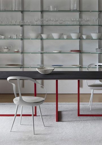 Una Mesa de Comedor Con Carácter Geométrico