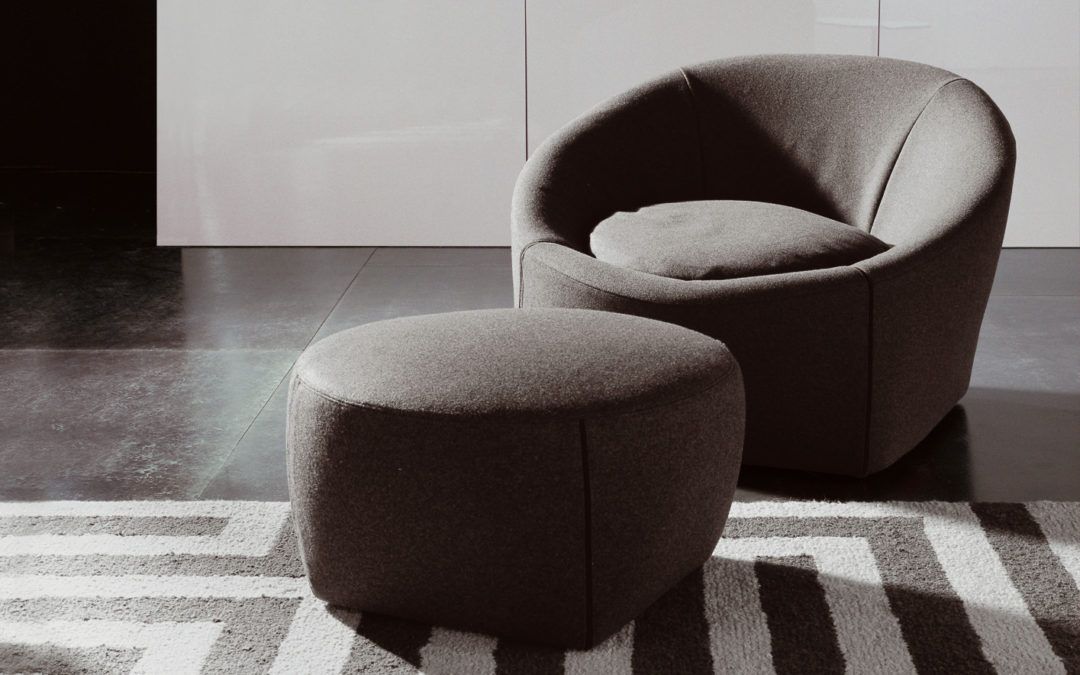Sillón y Pouf, dos Piezas Ideales Pensadas para el Descanso en el Hogar