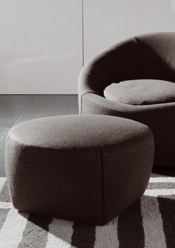 Sillón y Pouf, dos Piezas Ideales Pensadas para el Descanso en el Hogar