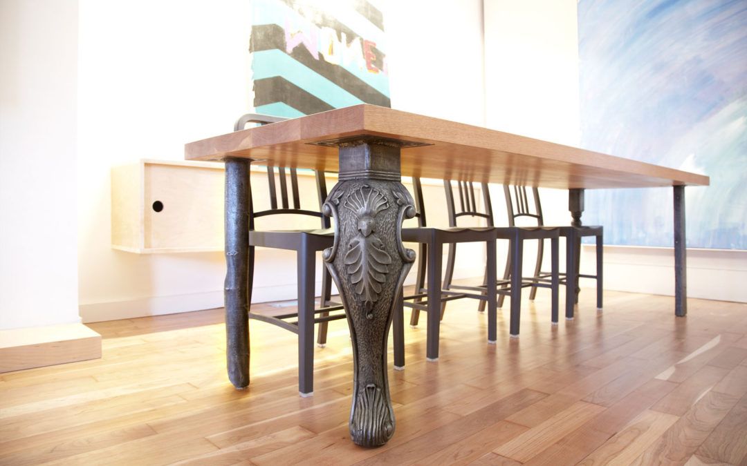 Una Mesa de Comedor Ecléctica, Ideal para Ofrecer un Aire Clásico al Espacio