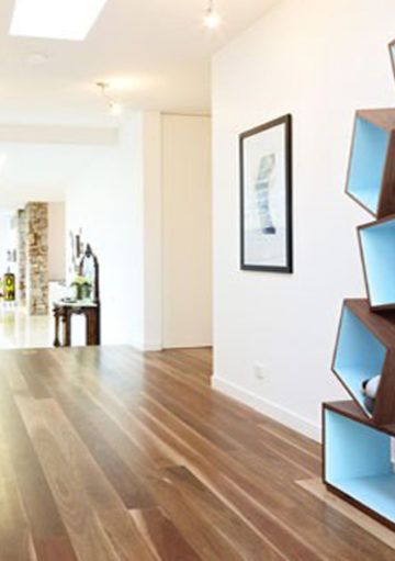 Una Estantería Asimétrica de Diseño para Espacios Modernos