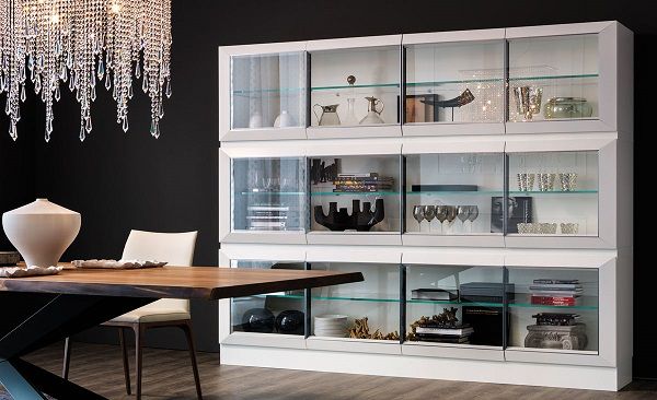 Un Aparador de Cristal de Diseño Moderno