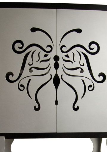 Mobiliario Sorprendente: Un Aparador con una Mariposa