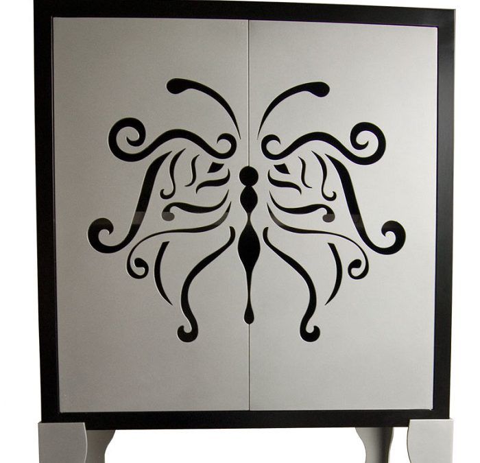 Mobiliario Sorprendente: Un Aparador con una Mariposa