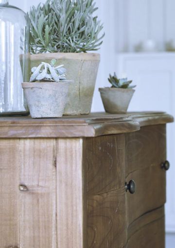 Combinando el Estilo Rústico y Moderno: Una Cómoda con Estética Rural