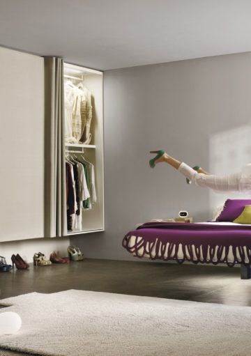 Un Armario Sin Puertas Pasa Desapercibido en el Dormitorio