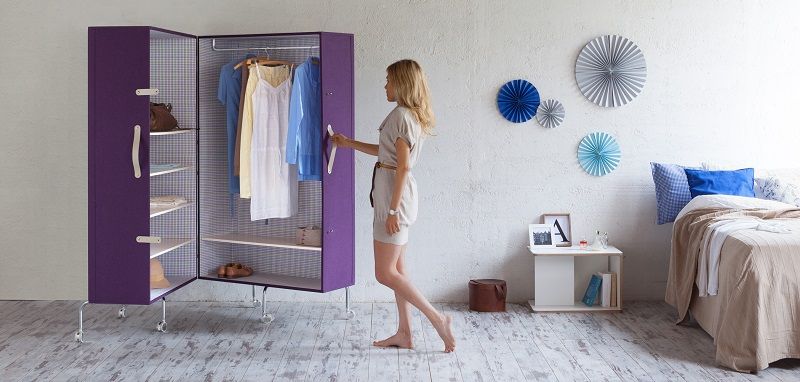 Una Maleta de Época Convertida en un Armario de Estilo Retro