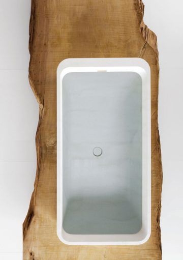 Un Baño de Estilo Rústico con la Bañera como Protagonista