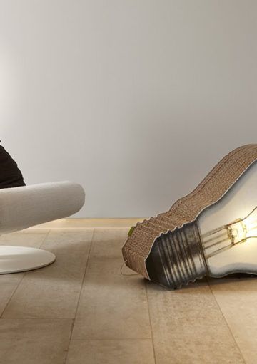 La Lámpara más Original: Una Bombilla Enorme con Carácter Recicable