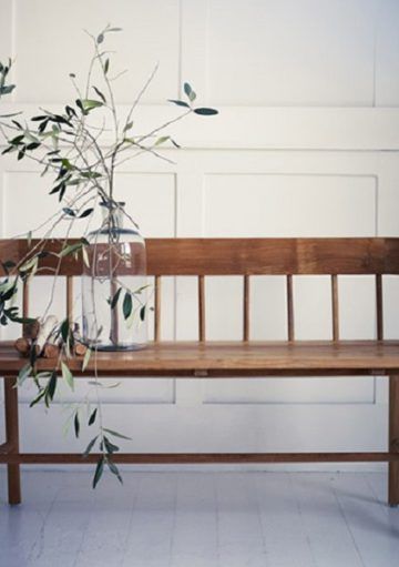Un Banco de Madera para Crear un Hall Acogedor y con Estilo