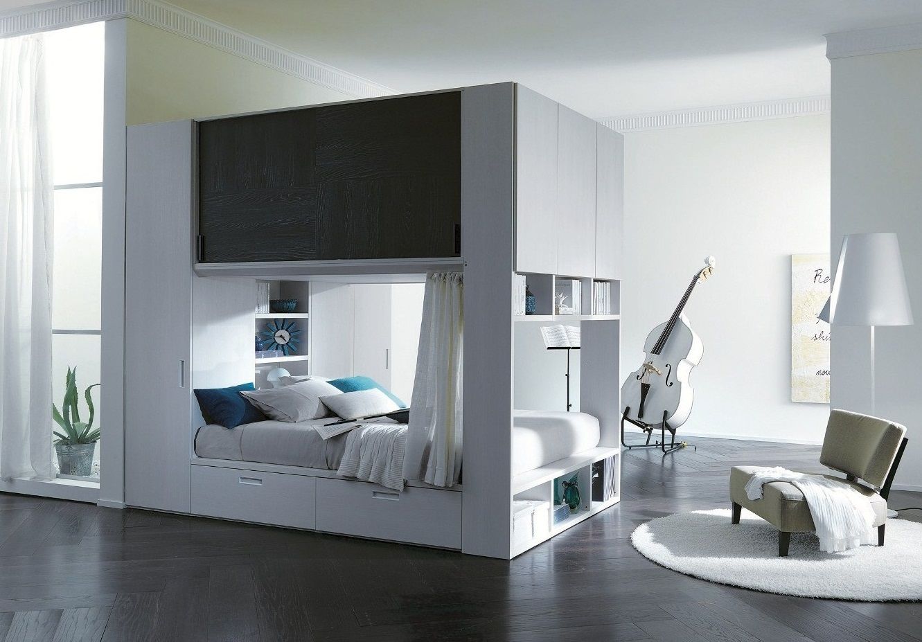 Cama con armario superior en un mismo espacio