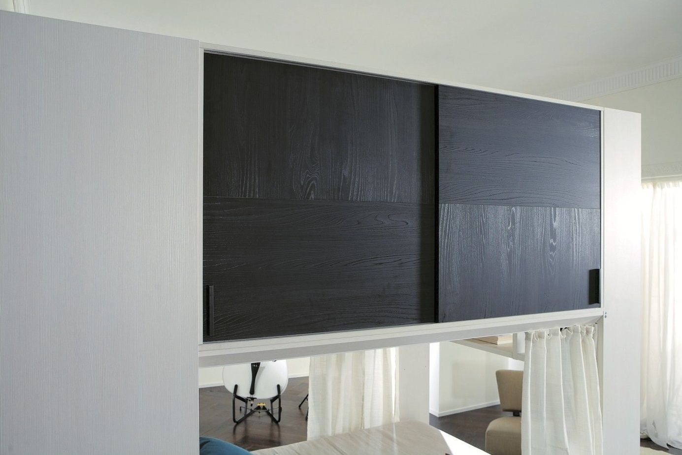 Cama con armario superior en un mismo espacio