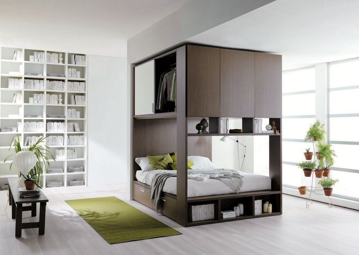 Cama con armario superior en un mismo espacio
