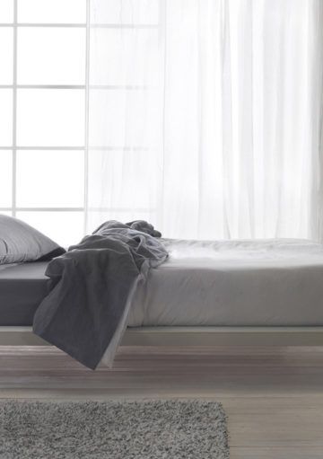 Una Cama con Esencia Minimalista para Dormitorios Actuales