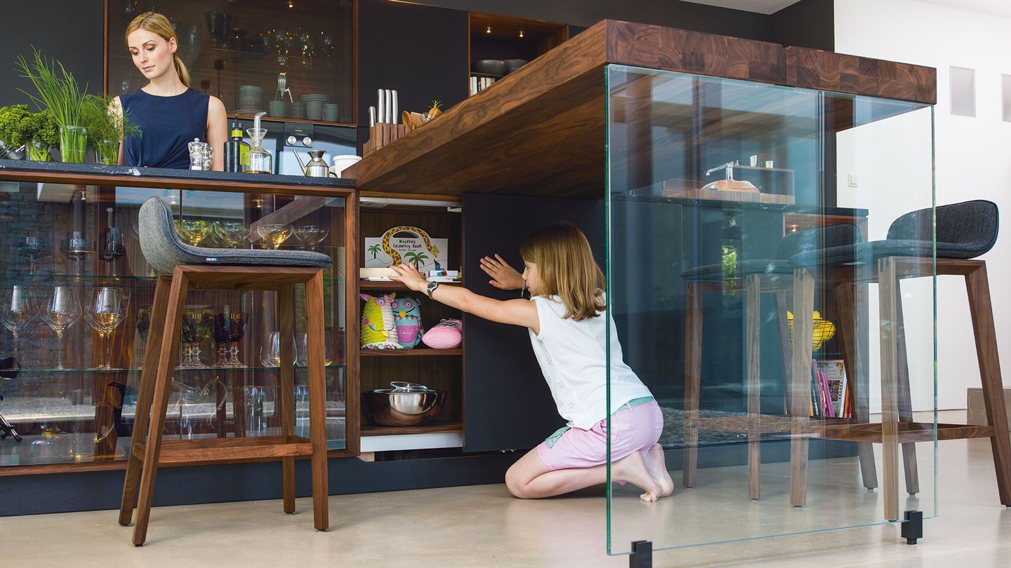 Cocina de diseño en negro y madera