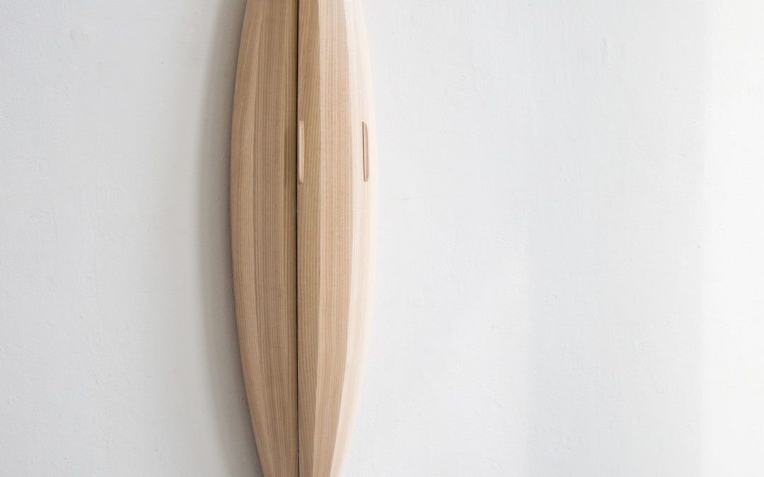 Una Estantería de Pared Tallada en Forma de Canoa