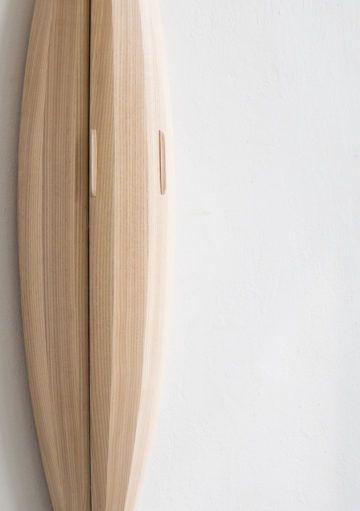 Una Estantería de Pared Tallada en Forma de Canoa