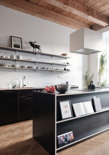 Una Vivienda en Eslovaquia con una Sorpresa Tras su Biblioteca