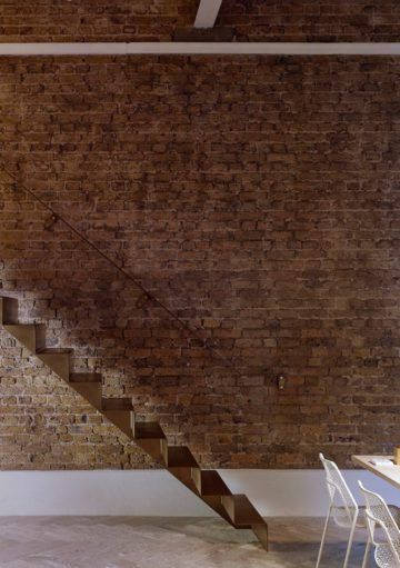 Una Escalera de Estilo Minimalista con una Personalidad Única