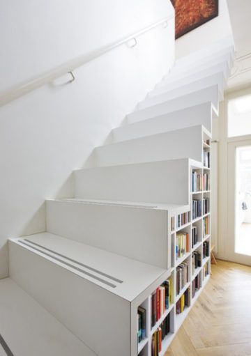 Una Librería Bajo la Escalera, la Mejor Manera de Economizar el Espacio