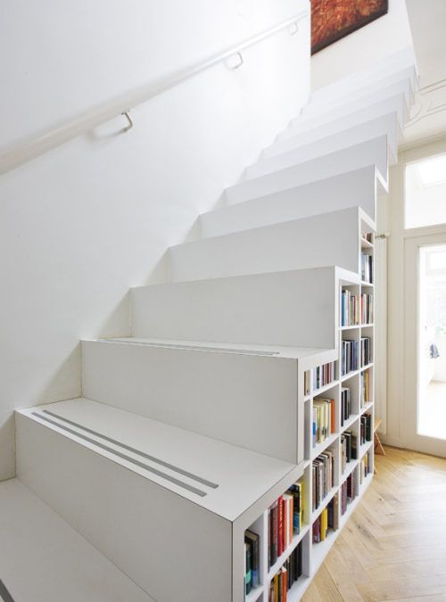 Una Librería Bajo la Escalera, la Mejor Manera de Economizar el Espacio