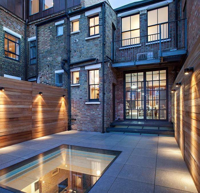 Antiguo Almacén Convertido en una Vivienda con Ladrillo Visto en las Paredes