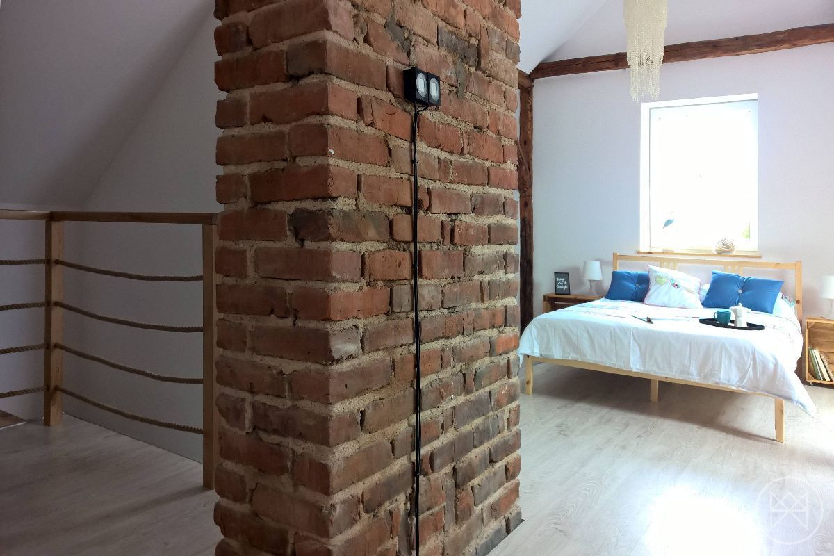 Interiorismo ático en Polonia, estilo rústico