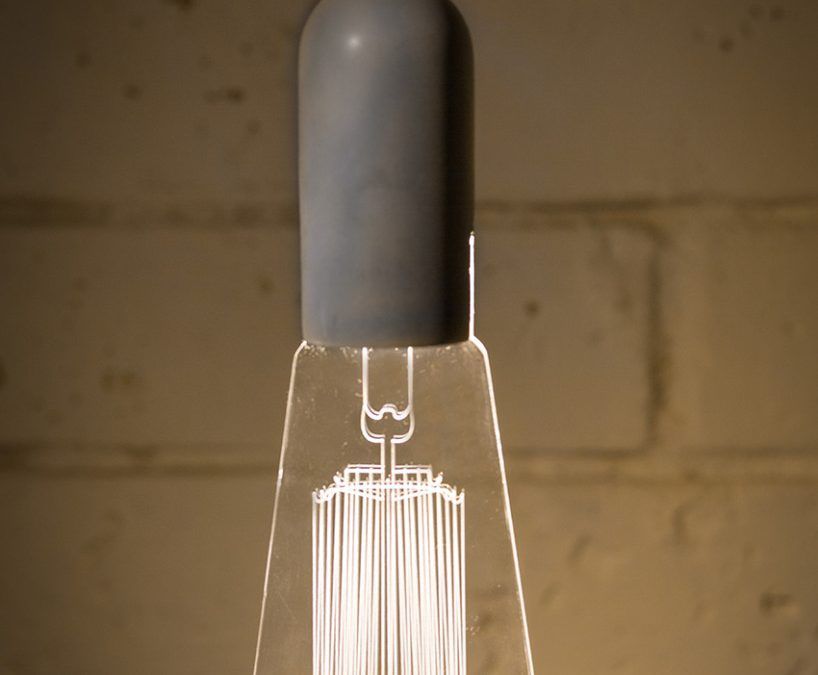 Una Lámpara con Base de Hormigón con la Bombilla como Protagonista