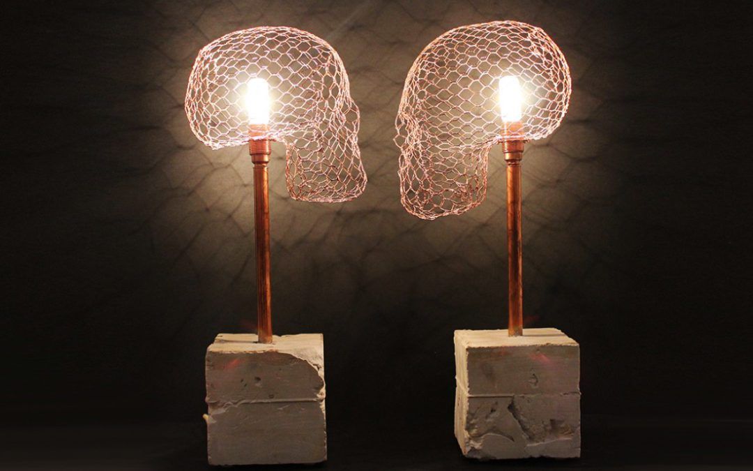 Calaveras Convertidas en Lámpara Iluminan el Espacio