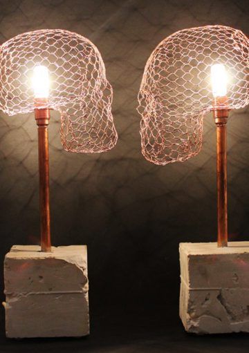 Calaveras Convertidas en Lámpara Iluminan el Espacio