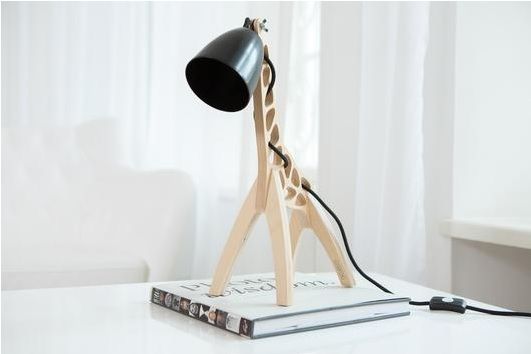 Lámpara de mesa en forma de jirafa