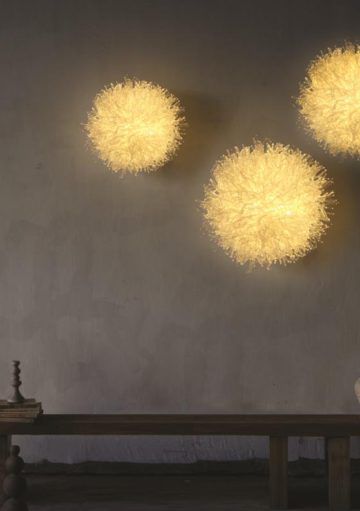 Una Lámpara de Pared con Diseño de Flor Acuática