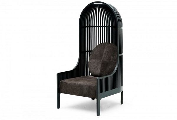 Un Sillón con Caparazón de Estilo Hindú