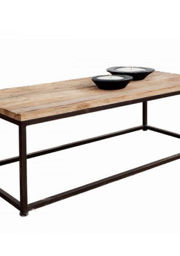 Creando un Estilo Industrial con Mesas de Madera y Forja