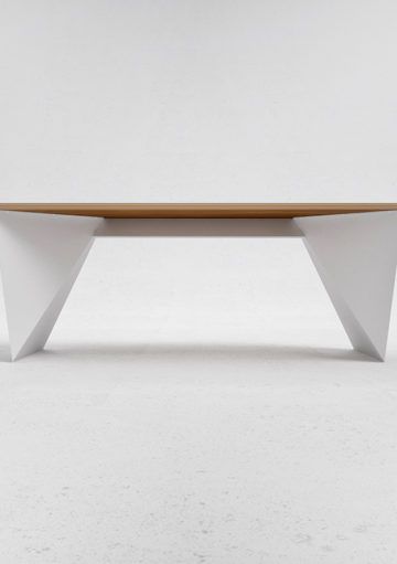 Mesa de Diseño Moderno con Aires Futuristas
