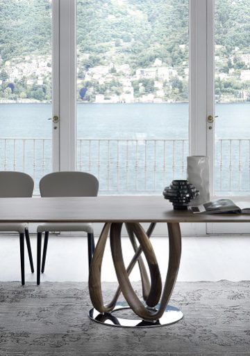 Una Mesa de Comedor con un Diseño Escultórico