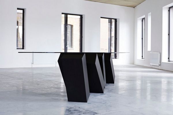 Una Mesa con un Toque Escultórico Singular