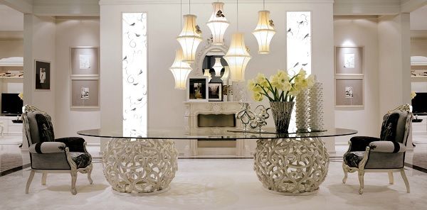 Una Mesa Ornamentada de Corte Clásico en el Salón