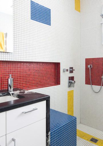 Mondrian Reaparece en este Baño de Diseño Vanguardista