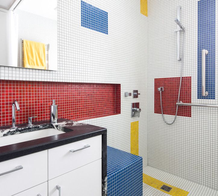 Mondrian Reaparece en este Baño de Diseño Vanguardista