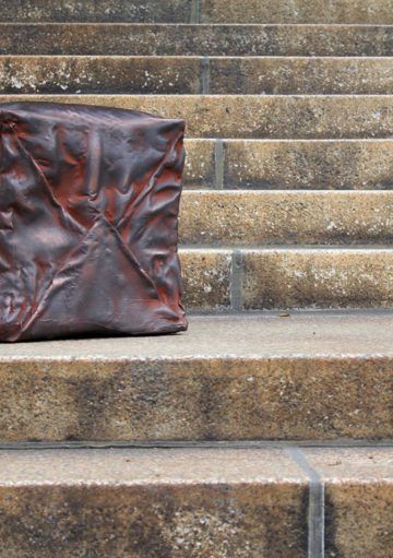 Un Pouf con Carácter Escultórico para Espacios Únicos