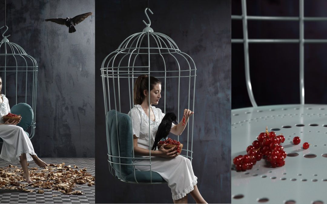 Una Silla Colgante en Forma de Jaula para Espacios Únicos