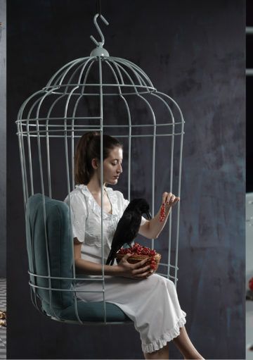 Una Silla Colgante en Forma de Jaula para Espacios Únicos