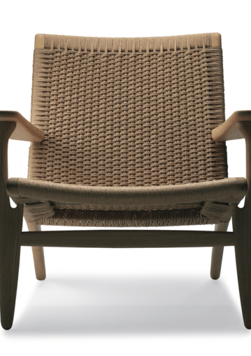 Una Silla de Diseño Ideal para Espacios de Exterior by Hans J. Wegner