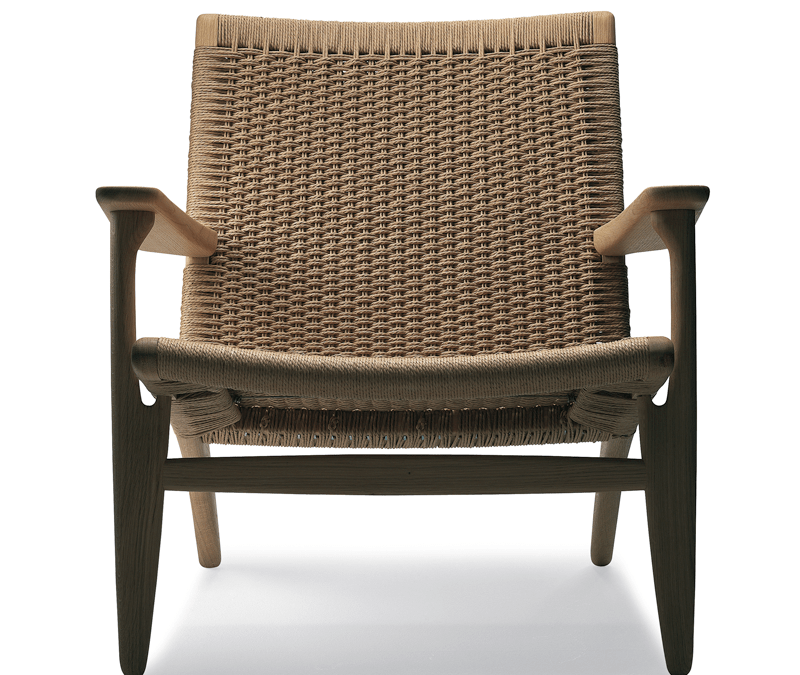 Una Silla de Diseño Ideal para Espacios de Exterior by Hans J. Wegner