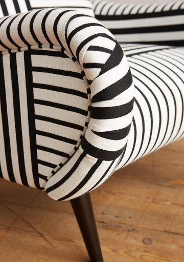 Sillón de Rayas Negras y Blancas, Protagonista Indiscutible